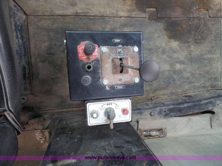 image for item BS9827 1990 Mack RD600K dump truck