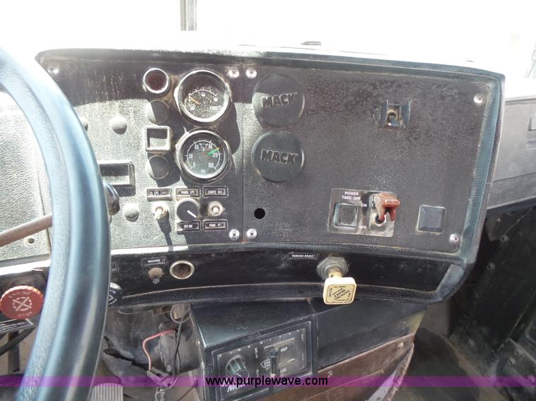 image for item BS9827 1990 Mack RD600K dump truck