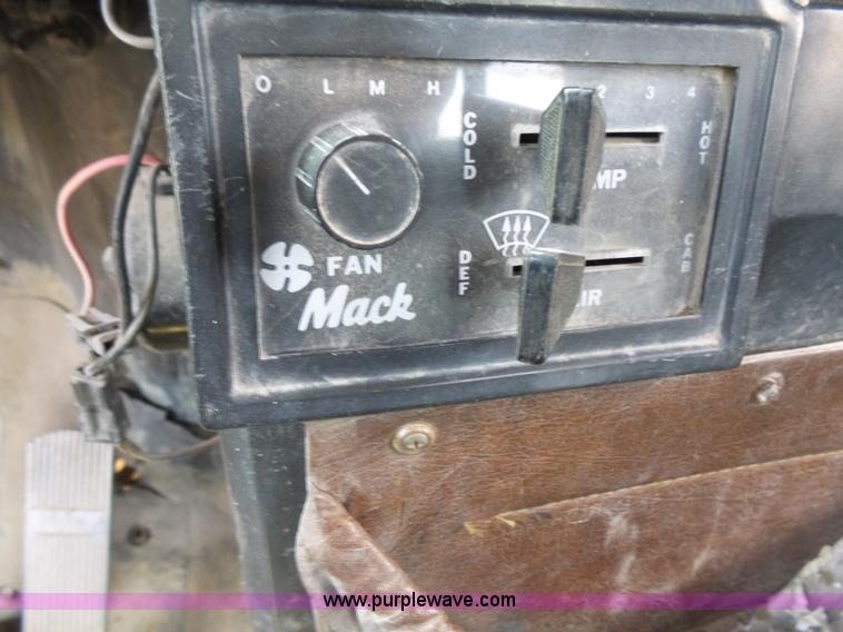 image for item BS9827 1990 Mack RD600K dump truck