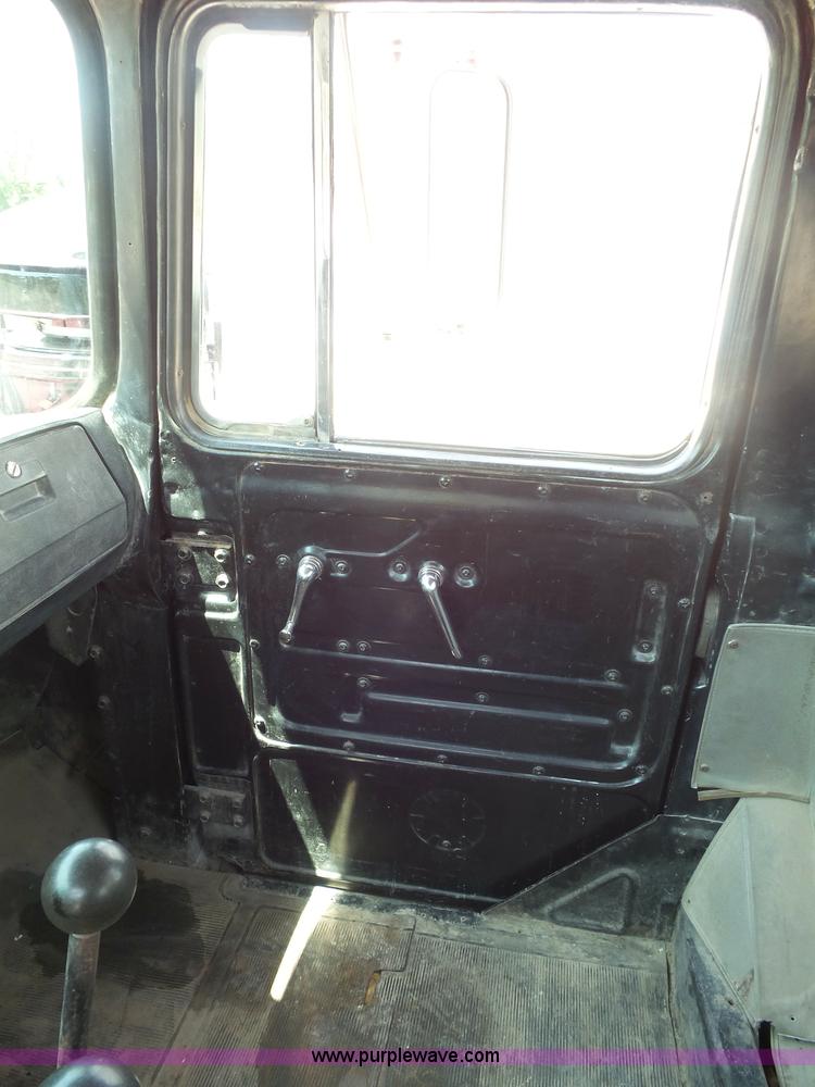 image for item BS9827 1990 Mack RD600K dump truck