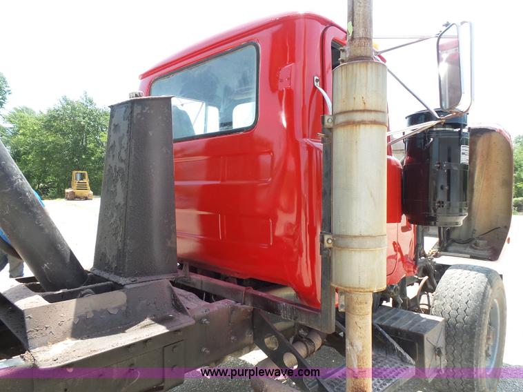 image for item BS9827 1990 Mack RD600K dump truck