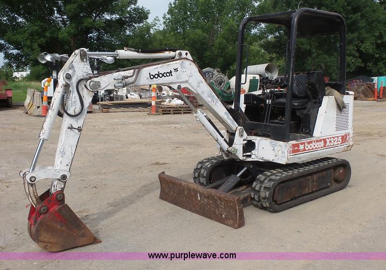 image for item BS9831 1997 Bobcat X325 compact excavator
