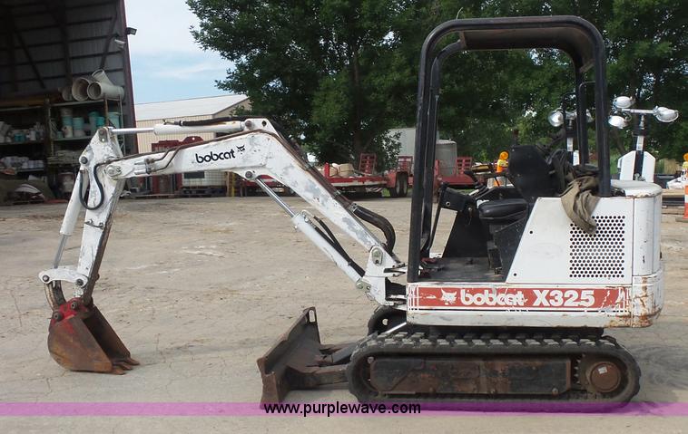 image for item BS9831 1997 Bobcat X325 compact excavator