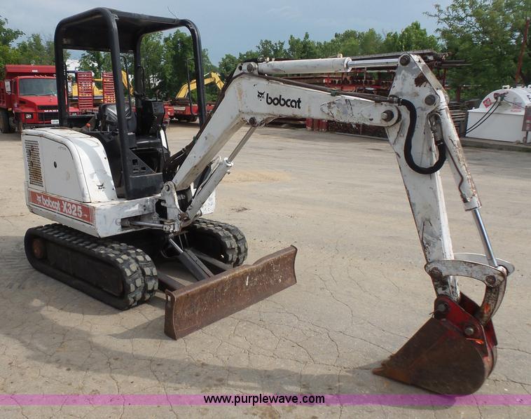 image for item BS9831 1997 Bobcat X325 compact excavator