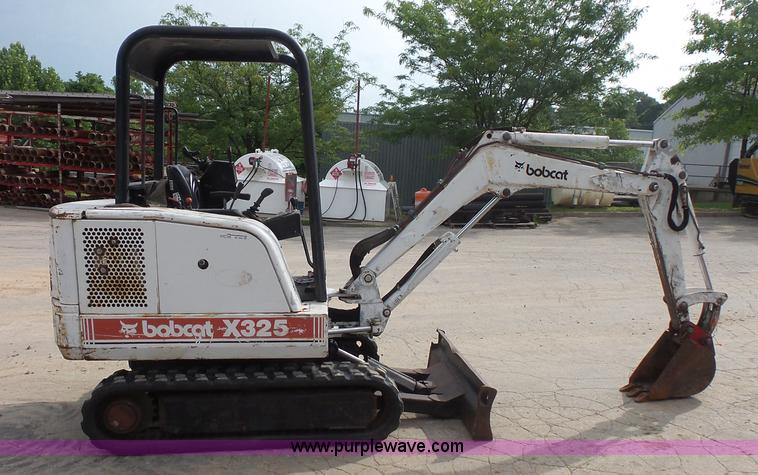 image for item BS9831 1997 Bobcat X325 compact excavator