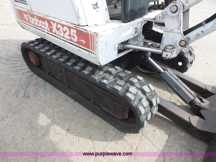 image for item BS9831 1997 Bobcat X325 compact excavator