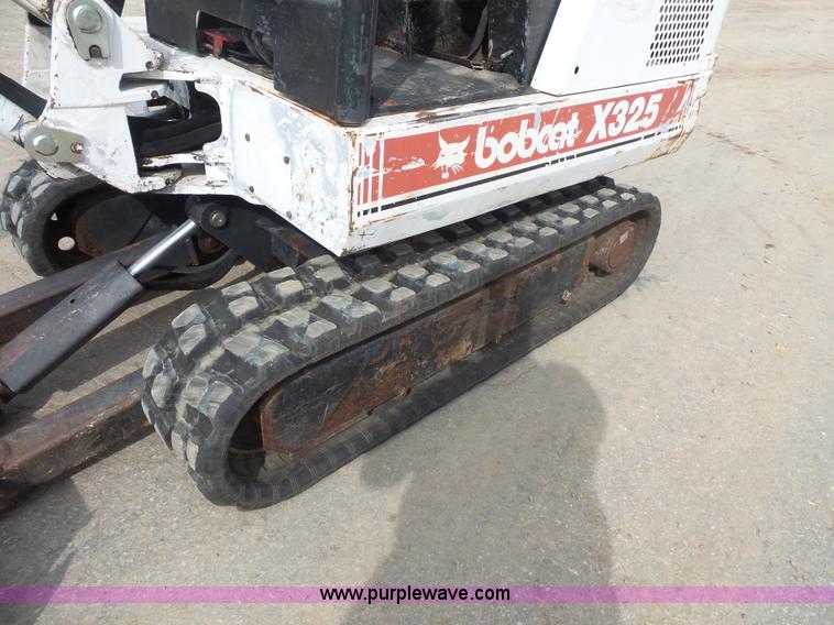 image for item BS9831 1997 Bobcat X325 compact excavator