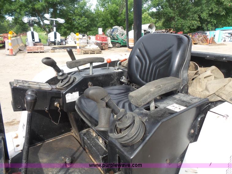 image for item BS9831 1997 Bobcat X325 compact excavator