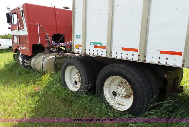 image for item BW9054 1978 Peterbilt 352M semi truck