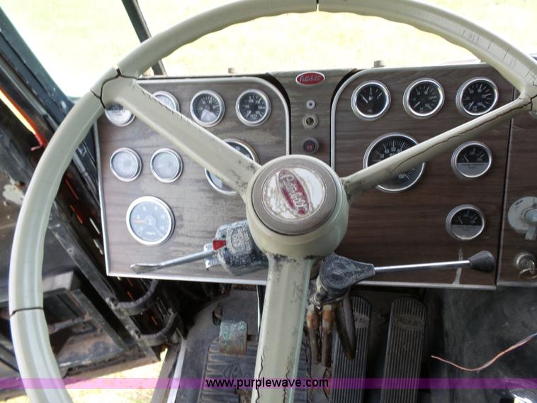 image for item BW9054 1978 Peterbilt 352M semi truck