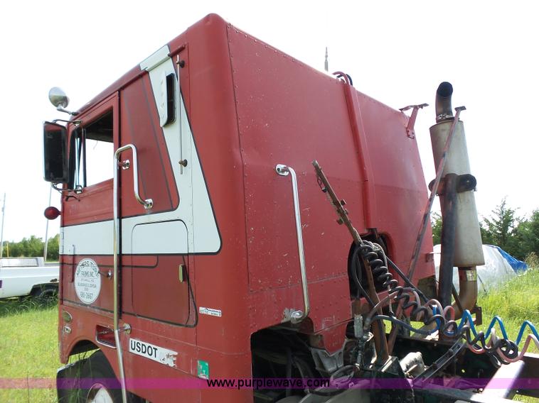 image for item BW9054 1978 Peterbilt 352M semi truck