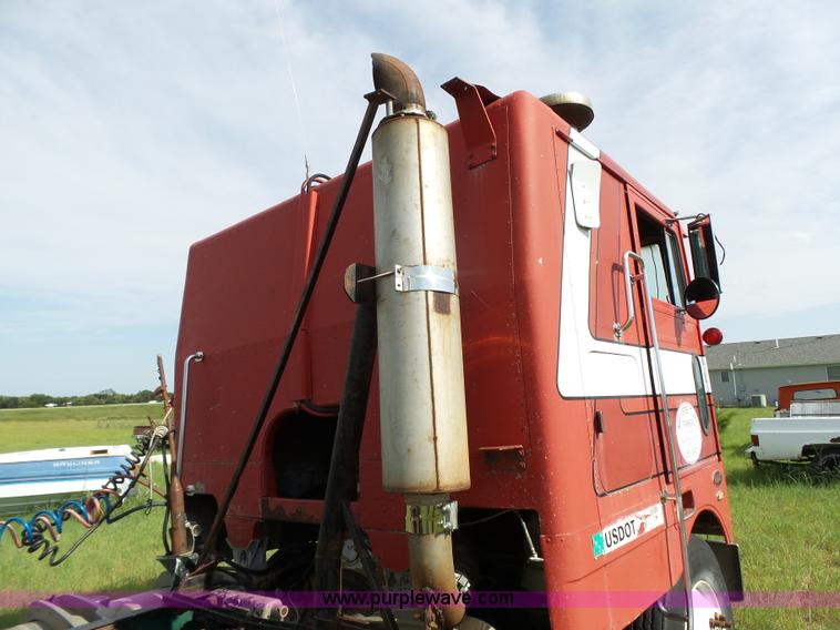 image for item BW9054 1978 Peterbilt 352M semi truck