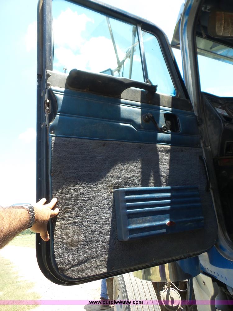 image for item BZ9608 1998 Peterbilt 378 dump truck