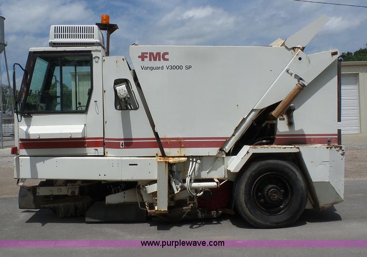 image for item BZ9639 1989 FMC Vanguard V3000SP street sweeper