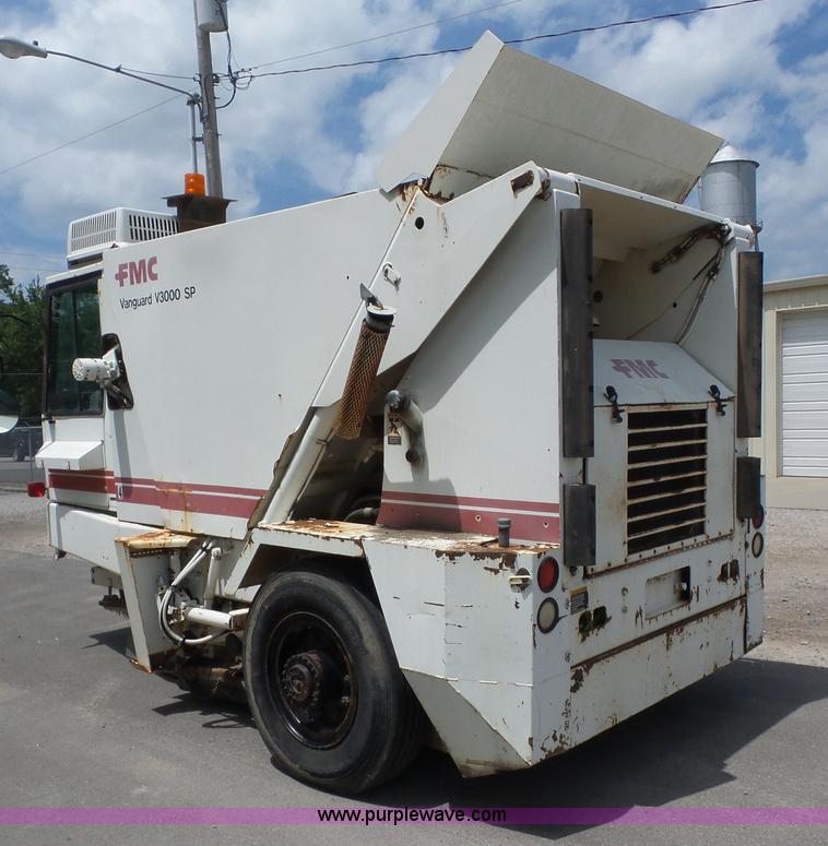 image for item BZ9639 1989 FMC Vanguard V3000SP street sweeper