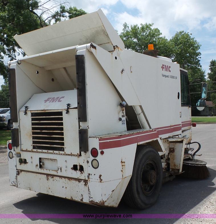image for item BZ9639 1989 FMC Vanguard V3000SP street sweeper