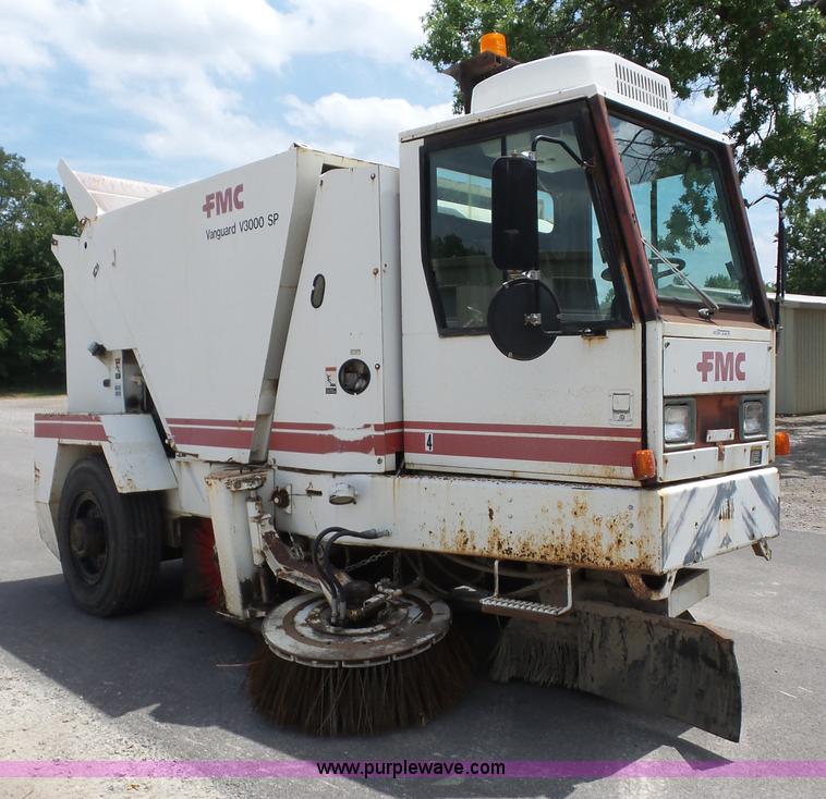 image for item BZ9639 1989 FMC Vanguard V3000SP street sweeper