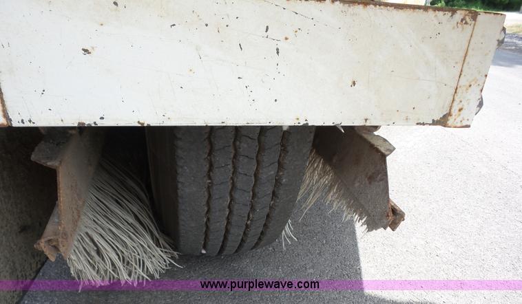 image for item BZ9639 1989 FMC Vanguard V3000SP street sweeper