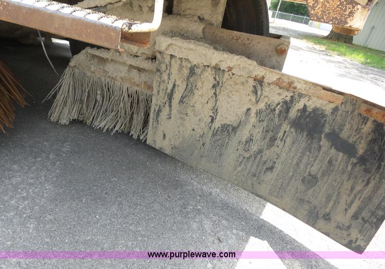 image for item BZ9639 1989 FMC Vanguard V3000SP street sweeper