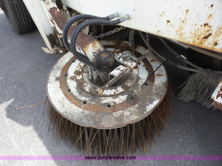 image for item BZ9639 1989 FMC Vanguard V3000SP street sweeper