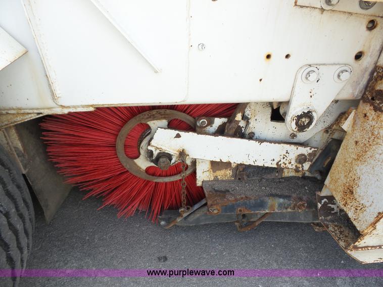 image for item BZ9639 1989 FMC Vanguard V3000SP street sweeper