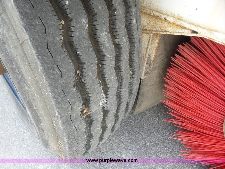 image for item BZ9639 1989 FMC Vanguard V3000SP street sweeper