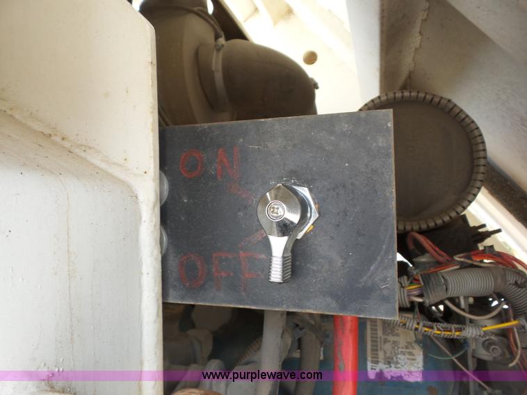 image for item BZ9639 1989 FMC Vanguard V3000SP street sweeper