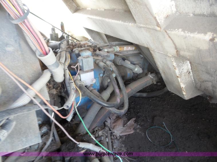 image for item BZ9639 1989 FMC Vanguard V3000SP street sweeper