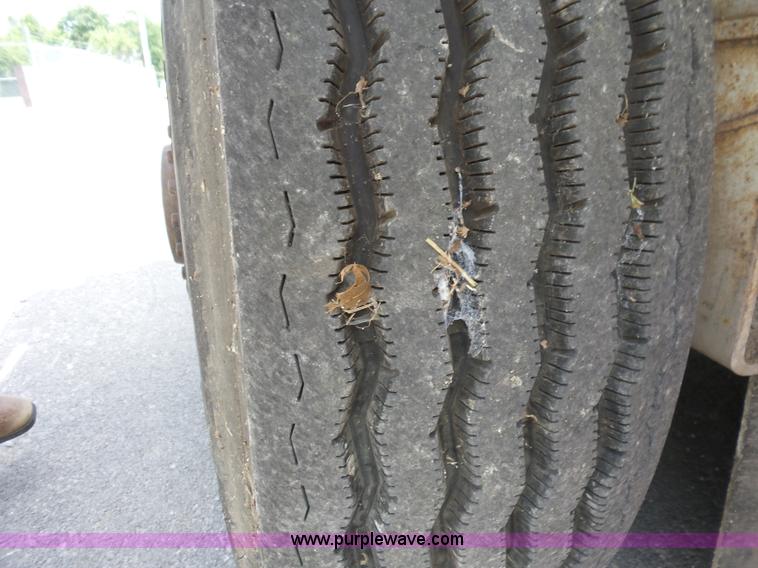 image for item BZ9639 1989 FMC Vanguard V3000SP street sweeper