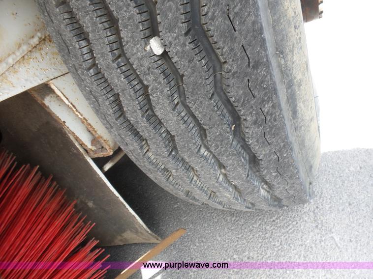 image for item BZ9639 1989 FMC Vanguard V3000SP street sweeper