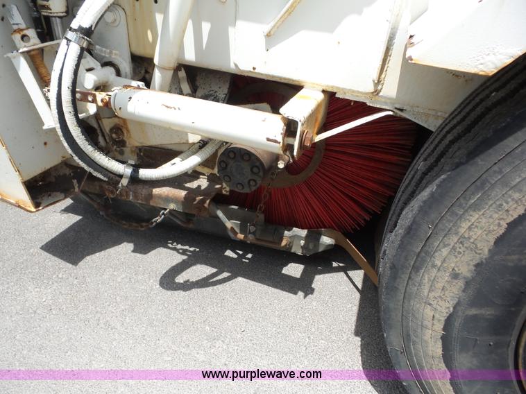 image for item BZ9639 1989 FMC Vanguard V3000SP street sweeper