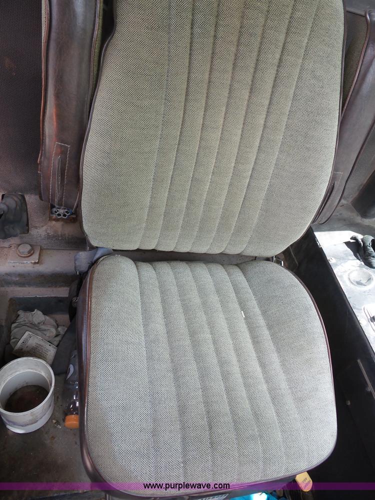 image for item BZ9639 1989 FMC Vanguard V3000SP street sweeper