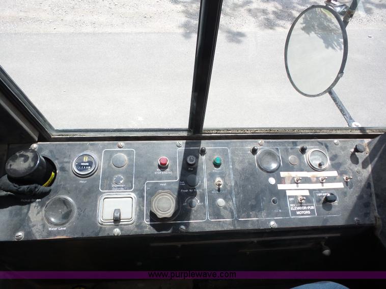 image for item BZ9639 1989 FMC Vanguard V3000SP street sweeper