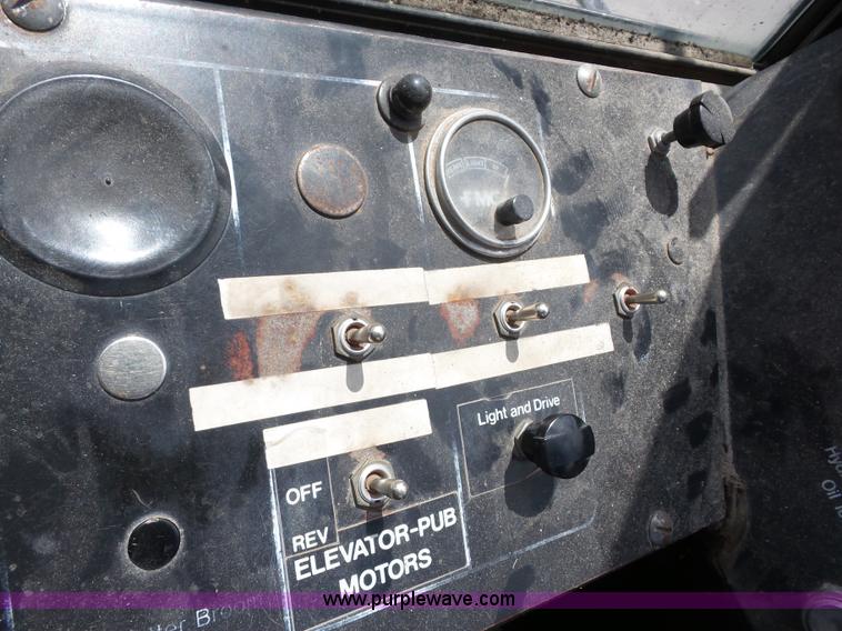 image for item BZ9639 1989 FMC Vanguard V3000SP street sweeper