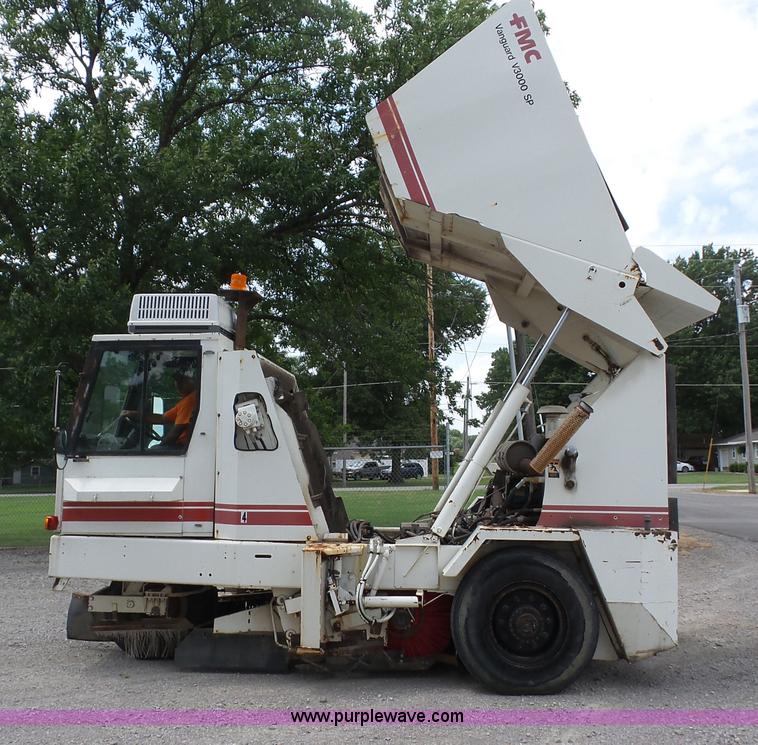 image for item BZ9639 1989 FMC Vanguard V3000SP street sweeper