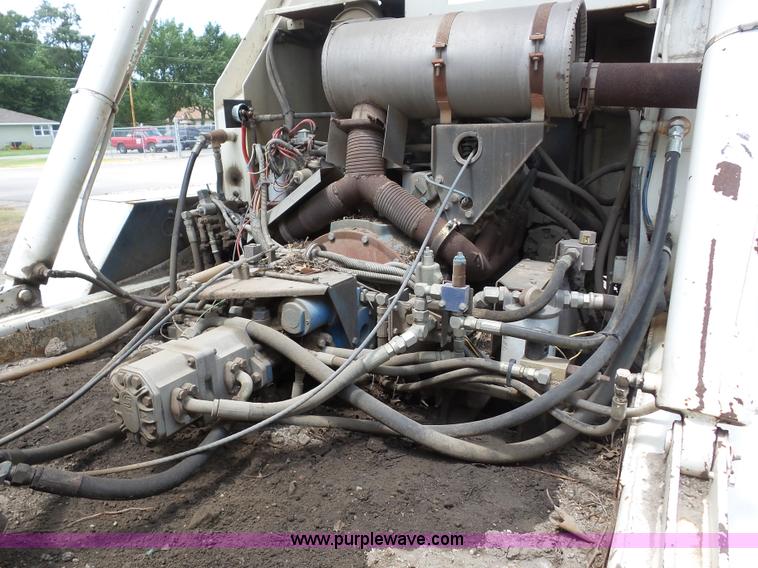 image for item BZ9639 1989 FMC Vanguard V3000SP street sweeper