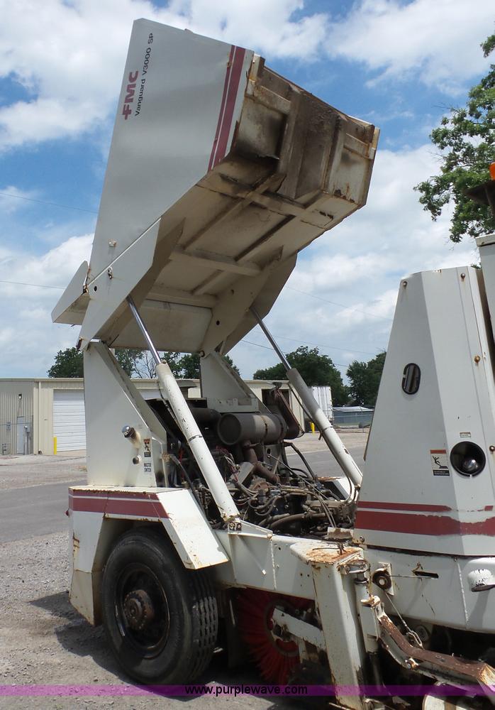 image for item BZ9639 1989 FMC Vanguard V3000SP street sweeper
