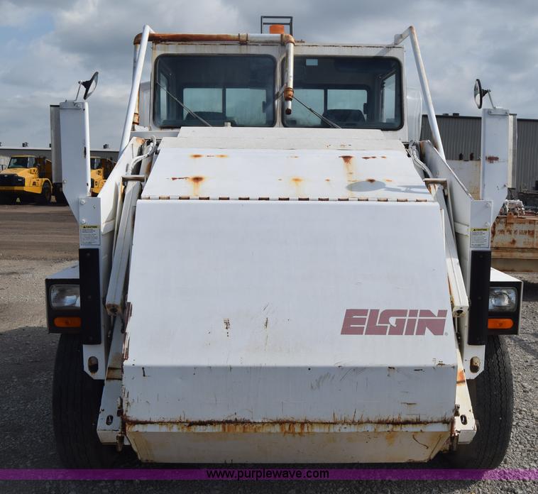 image for item CB9430 1995 Elgin Pelican Series P street sweeper