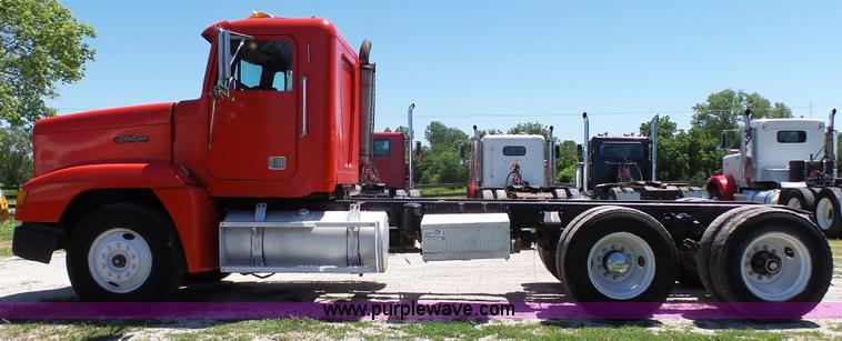 image for item F1430 1989 Freightliner FLD truck chassis