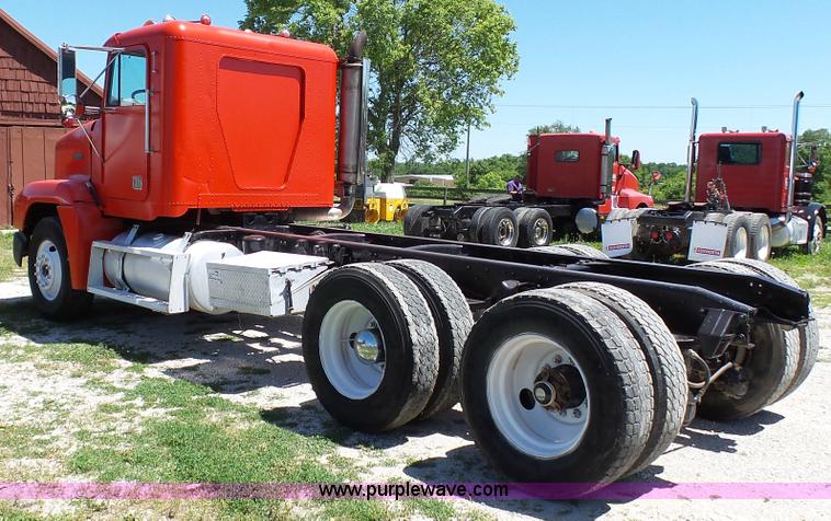 image for item F1430 1989 Freightliner FLD truck chassis