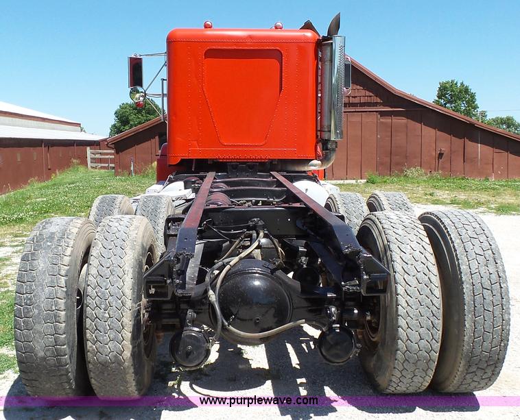 image for item F1430 1989 Freightliner FLD truck chassis