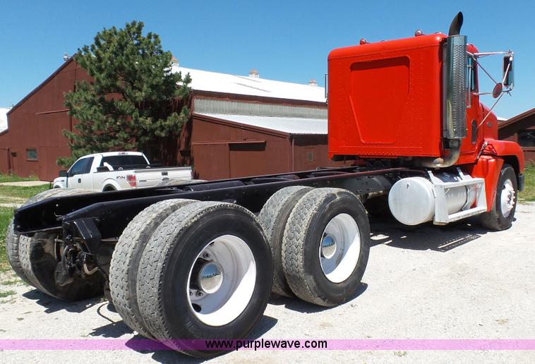 image for item F1430 1989 Freightliner FLD truck chassis