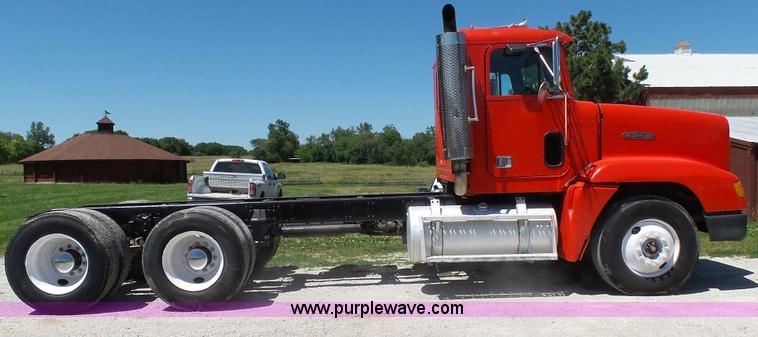 image for item F1430 1989 Freightliner FLD truck chassis