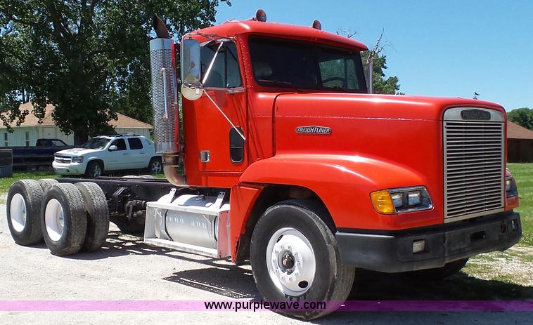 image for item F1430 1989 Freightliner FLD truck chassis