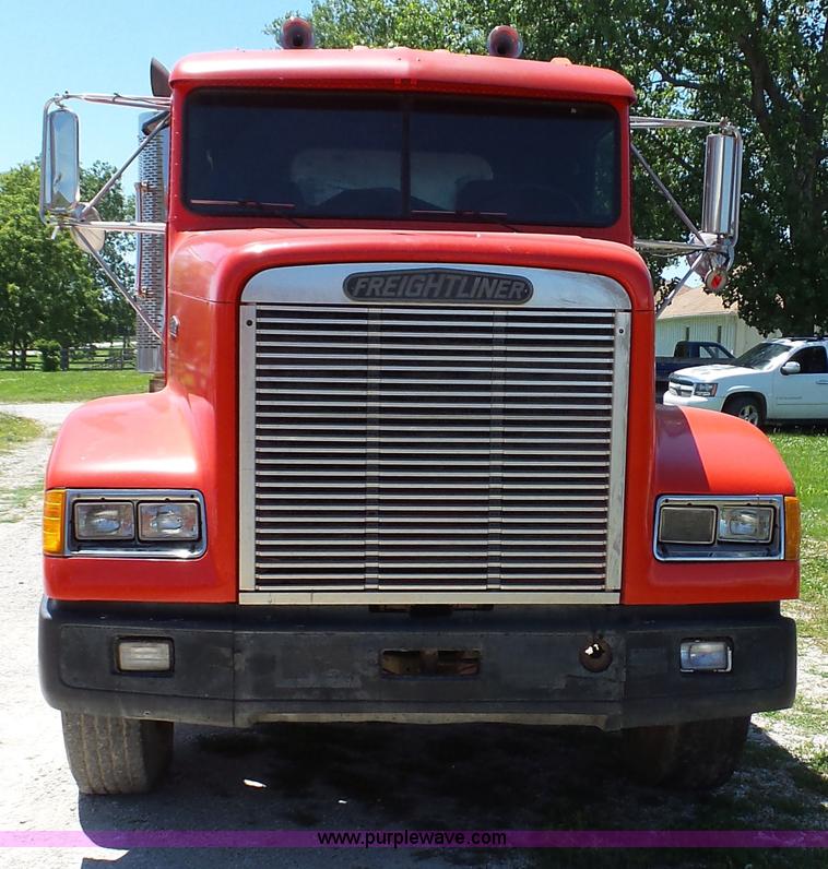 image for item F1430 1989 Freightliner FLD truck chassis