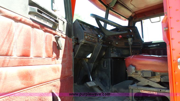 image for item F1430 1989 Freightliner FLD truck chassis