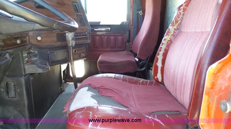 image for item F1430 1989 Freightliner FLD truck chassis