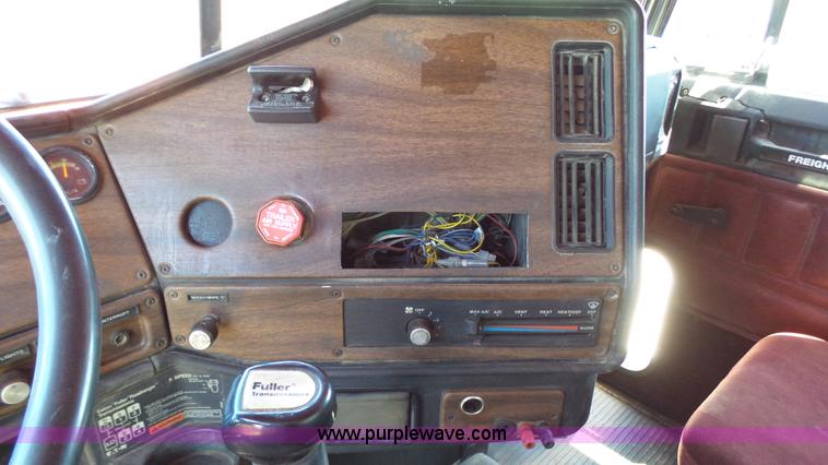 image for item F1430 1989 Freightliner FLD truck chassis