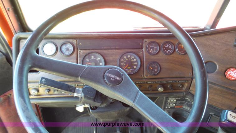 image for item F1430 1989 Freightliner FLD truck chassis