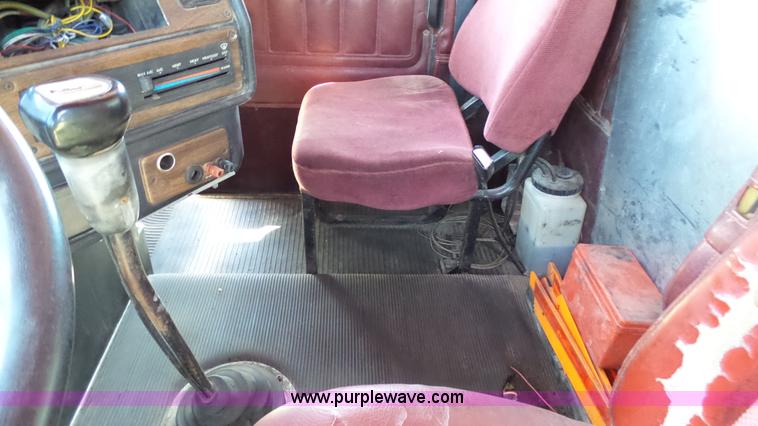 image for item F1430 1989 Freightliner FLD truck chassis